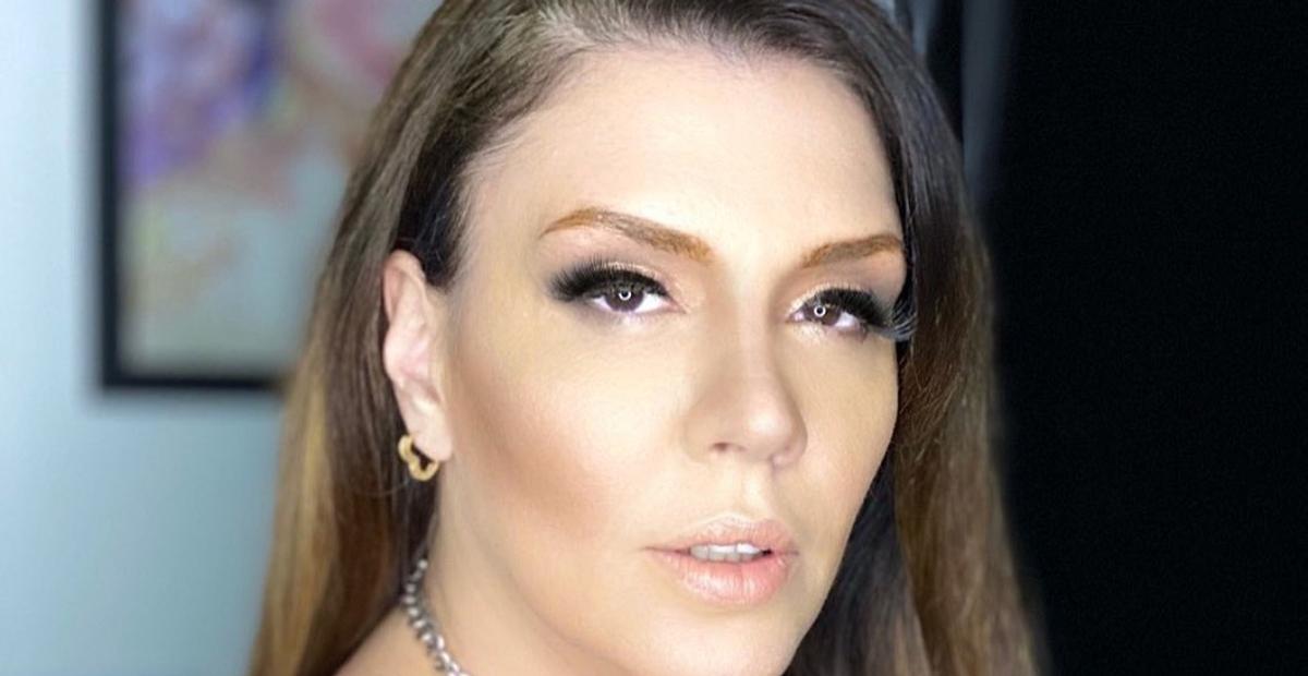 Sem sutiã, Simony esbanja corpaço ao apostar em vestido colado e super decotado: ”Poderosa”