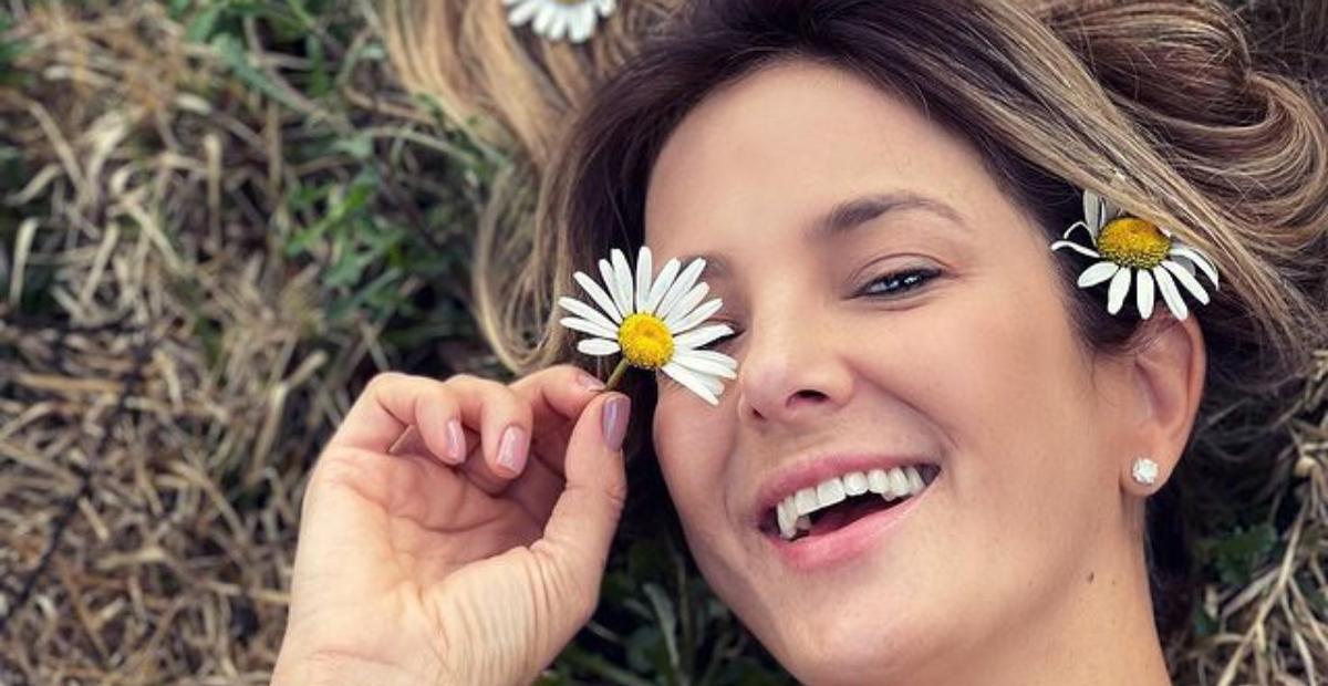 Ticiane Pinheiro dá as boas vindas a primavera com cliques em meio a flores