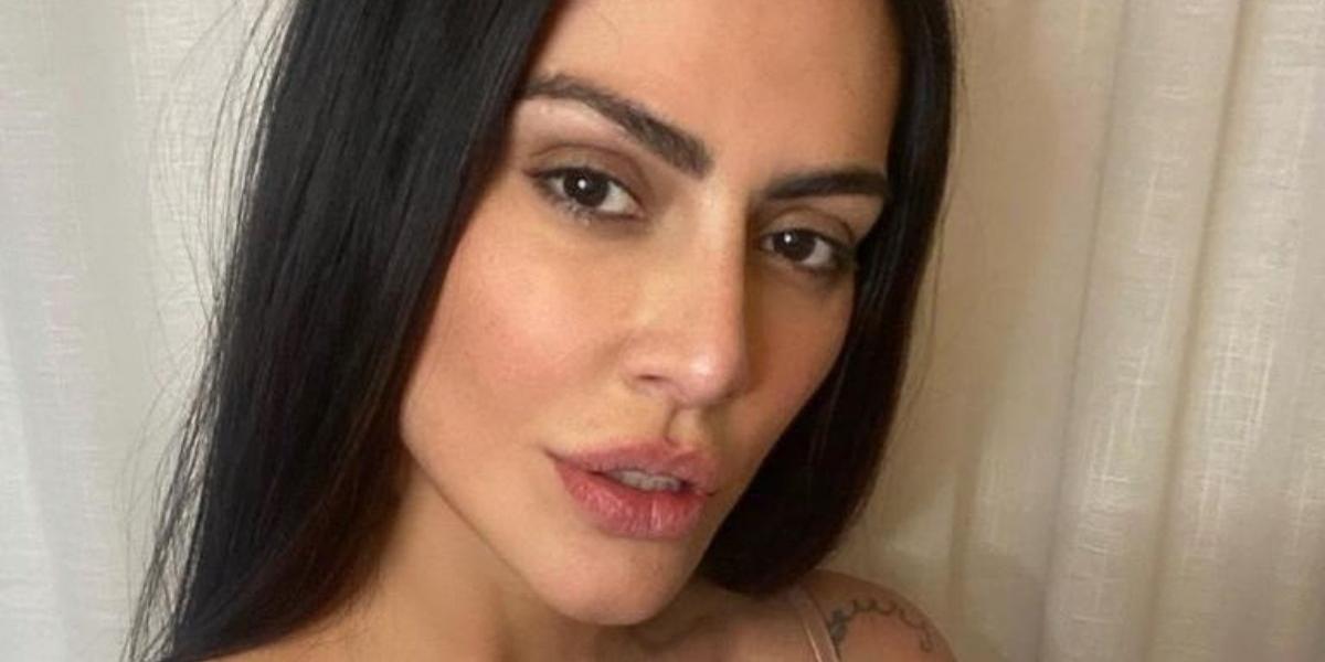 Em meio ao mar, Cleo exibe clique provocante com biquíni mínimo e rouba a cena na web: ”Sereia?”