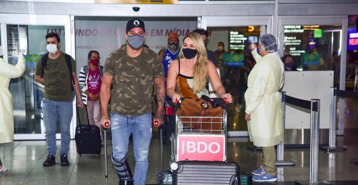 Paolla Oliveira e Diogo Nogueira são flagrados juntinhos em aeroporto