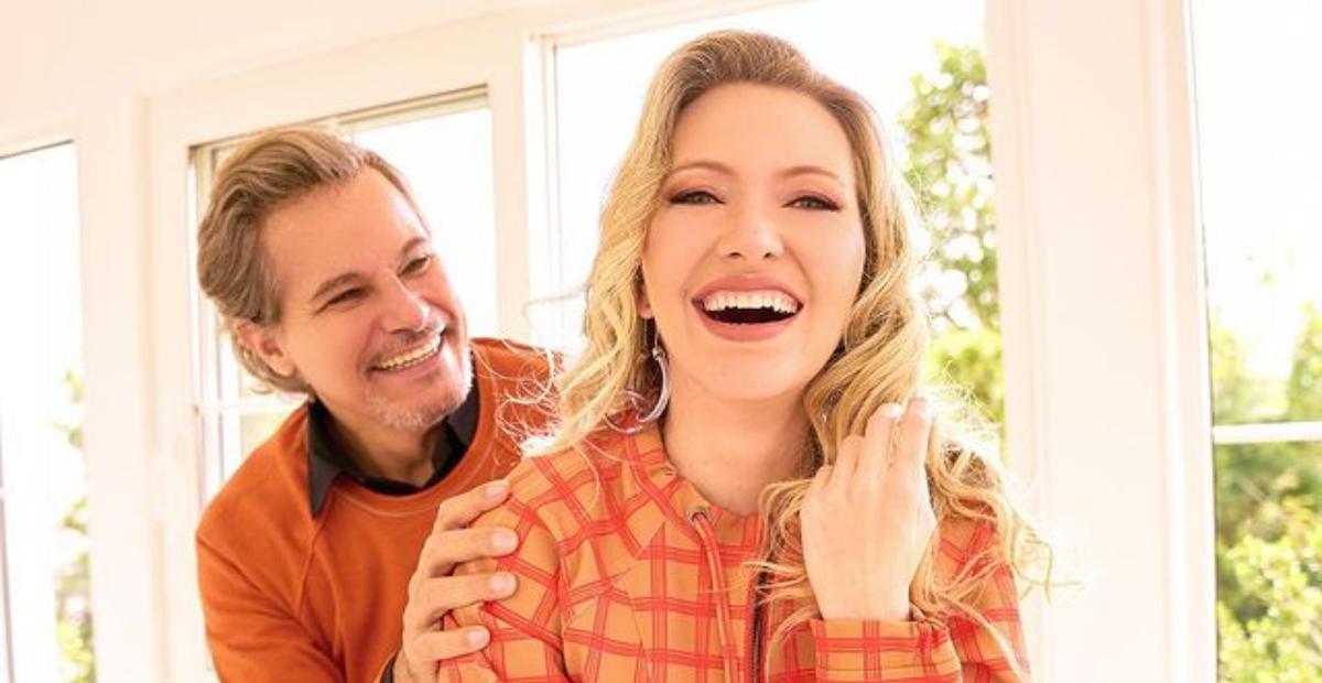 Esposa de Edson Celulari, Karin Roepke, exibe barriguinha da gravidez: ”Baby já entrando no ritmo”