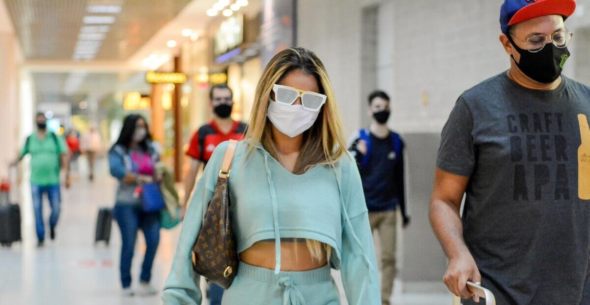 De shortinhos e barriga de fora, Lexa é flagrada cheia de estilo em aeroporto
