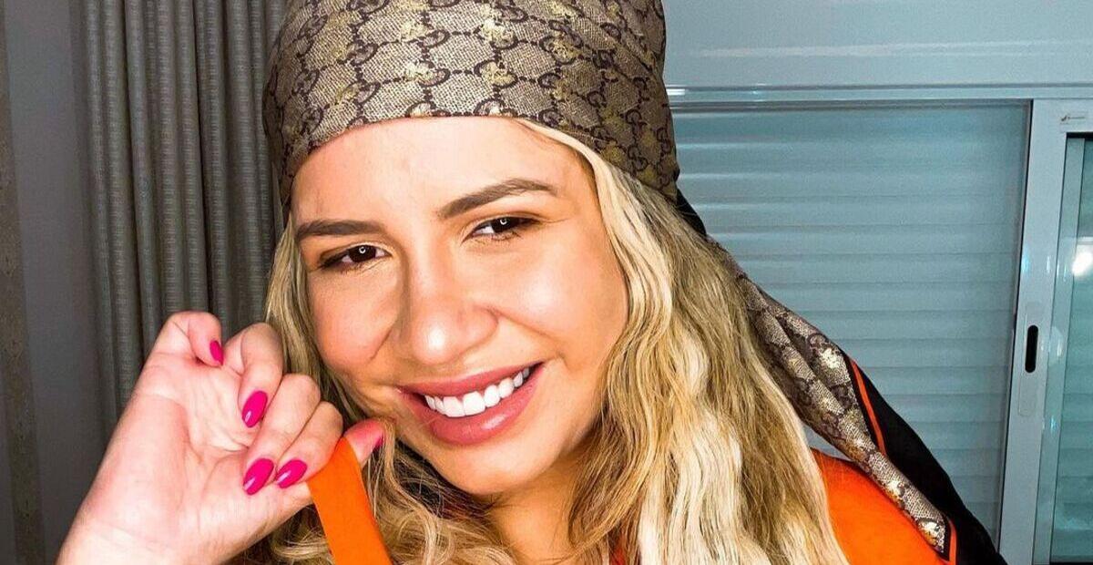De look preto arrasador, Marília Mendonça deixa pernões torneados à mostra