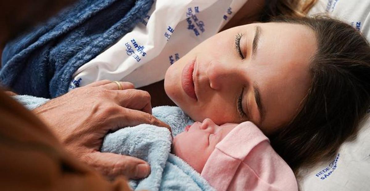 Thaeme Mariôto dá à luz sua segunda filha, Ivy: ”O nosso mais novo amor”