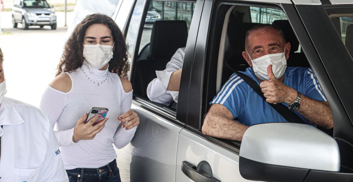 Renato Aragão toma terceira dose da vacina contra a covid-19 na companhia da filha