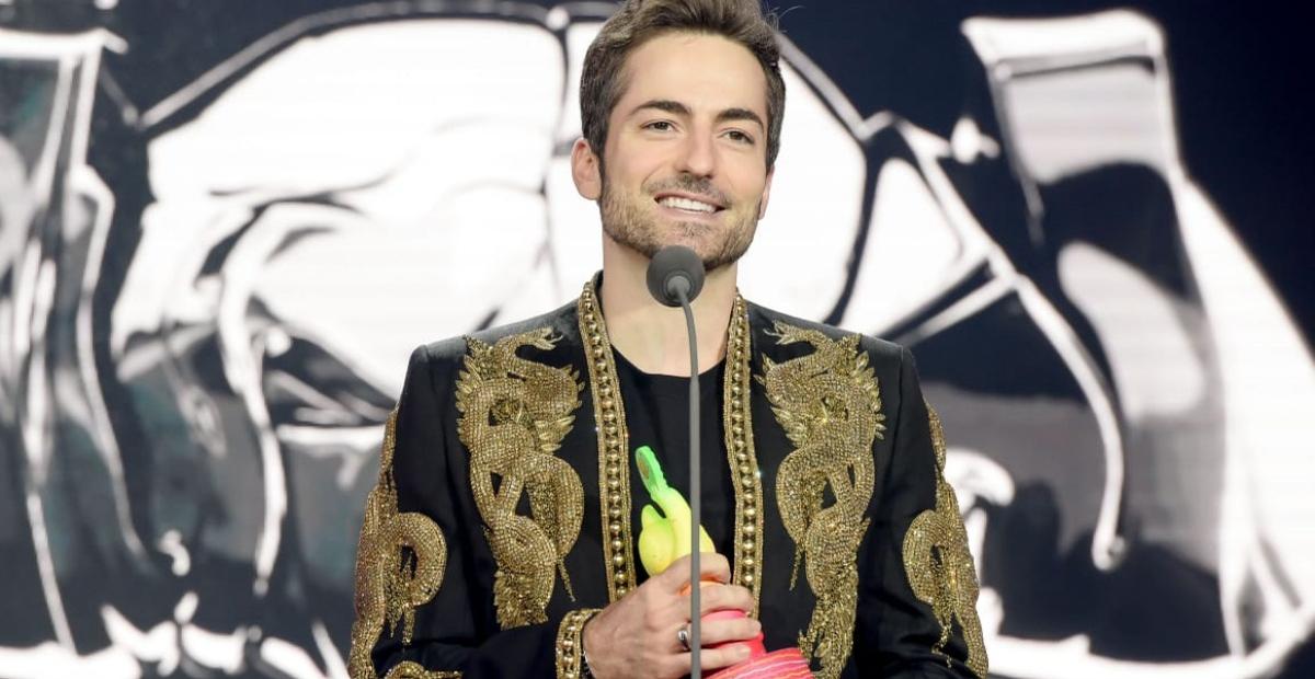 Thales Bretas se emociona ao receber prêmio dedicado a Paulo Gustavo no MTV Miaw