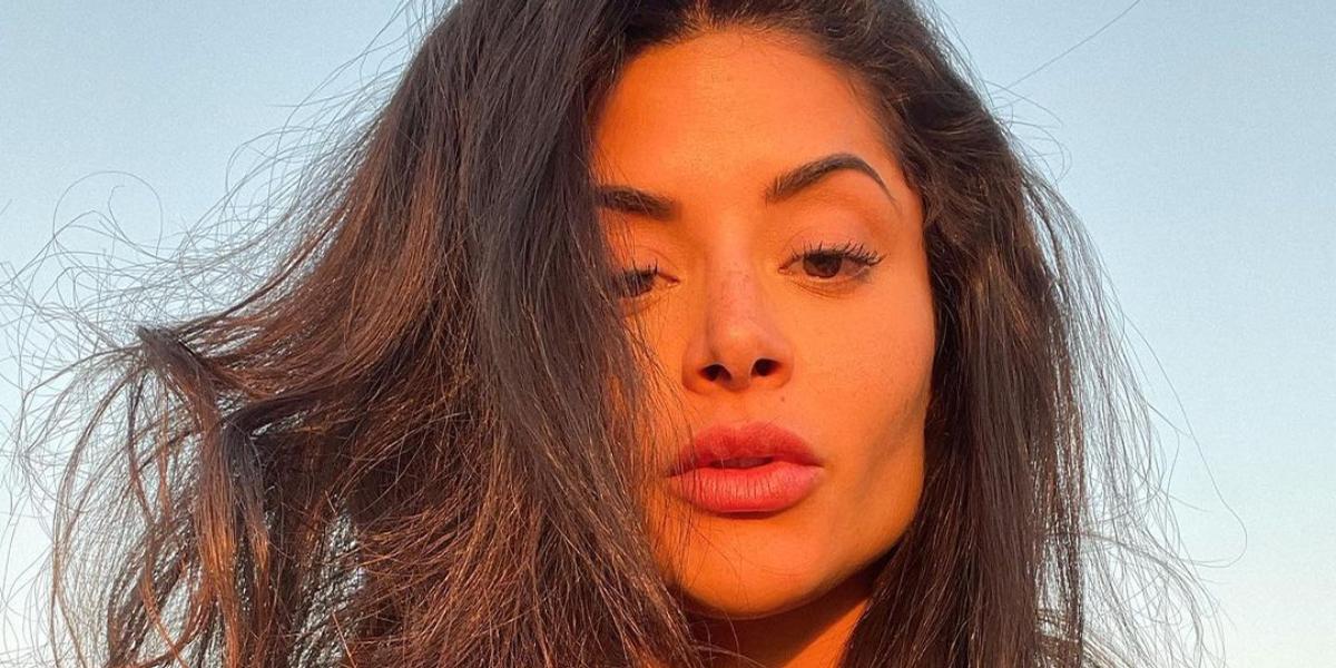 Aline Riscado chama atenção da web faz acrobacias em cima de moto: ”Mulher elástico”