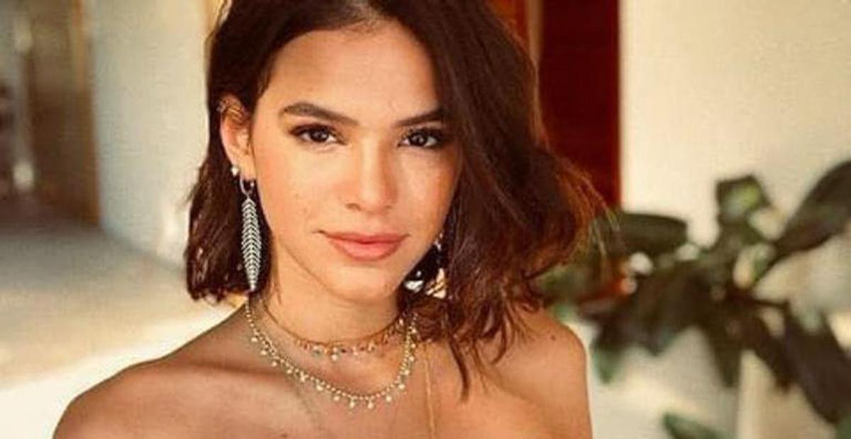 Em Paris, Bruna Marquezine chama atenção com look super exótico em jantar chique