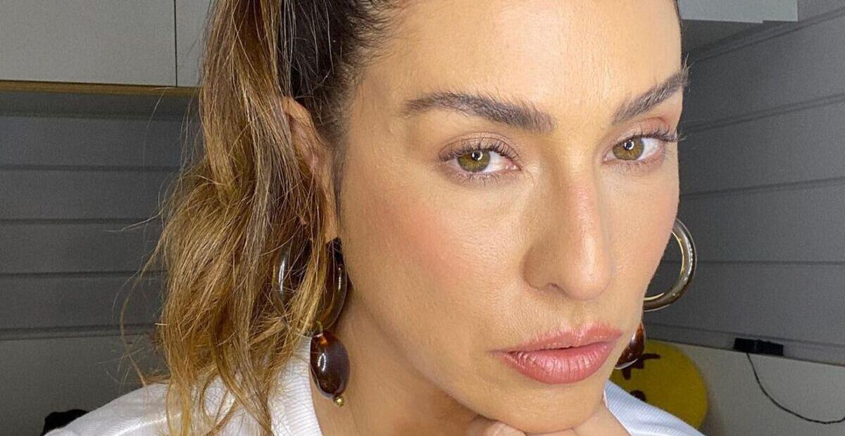 De biquíni trançado, Fernanda Paes Leme exibe corpaço fora do comum