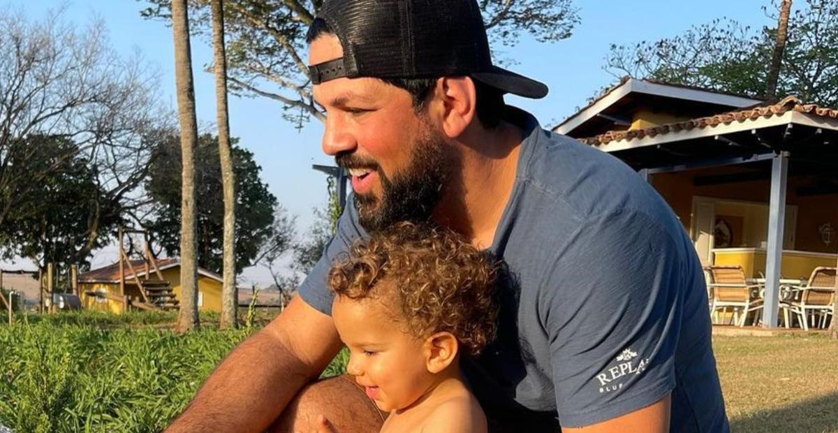Sorocaba compartilha clique fofíssimo andando a cavalo com o filho: ”Bons momentos”