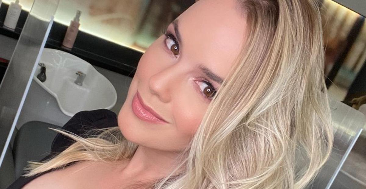 Na maternidade, Thaeme Mariôto exibe encontro das duas filhas e se derrete: ”Amor que transborda”