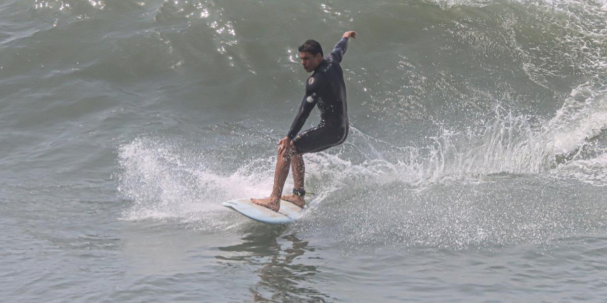 De máscara, Cauã Reymond mostra habilidade ao surfar em praia paradisíaca no Rio de Janeiro