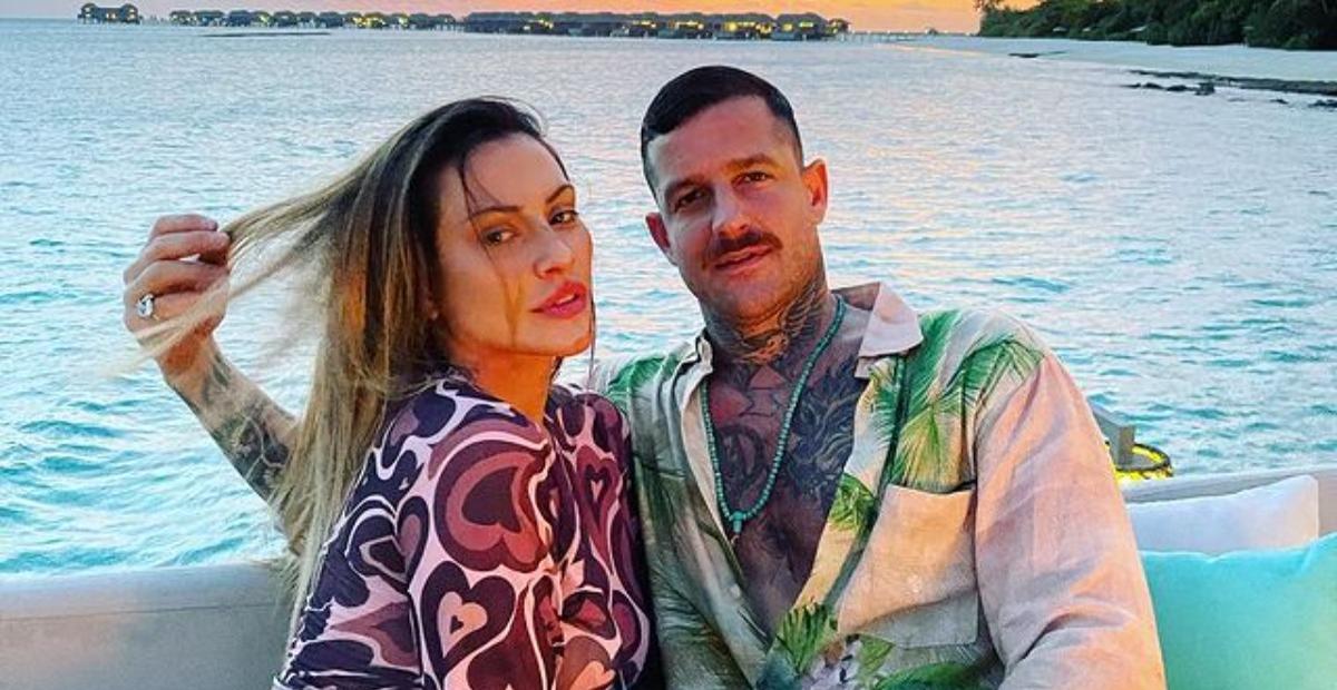 Nas Maldivas, Cleo empina o bumbum e esbanja corpaço de biquíni ao surgir dando beijão no marido