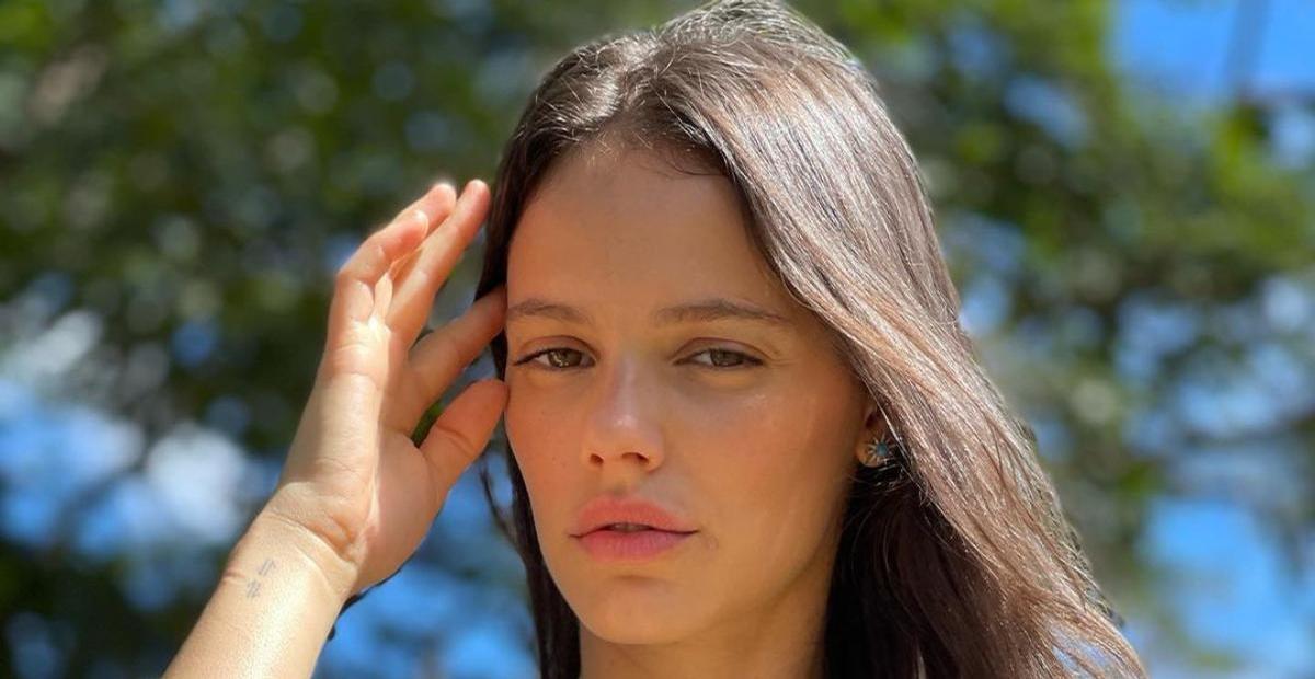 Laura Neiva faz topless e mostra barrigão de 8 meses de gestação