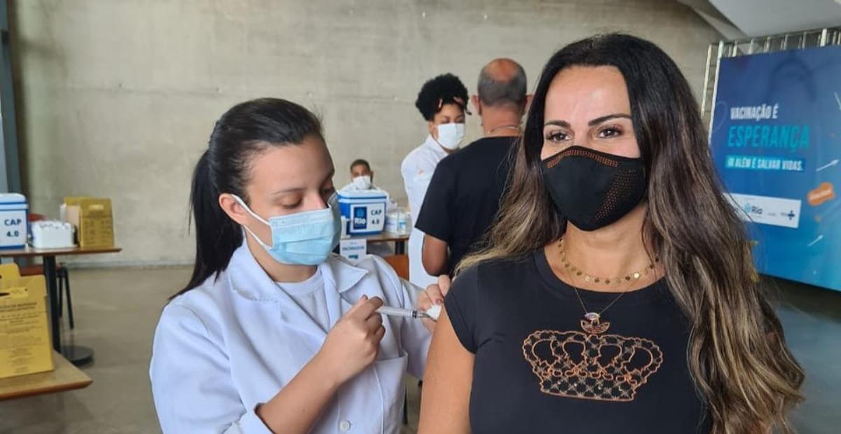 Viviane Araújo recebe segunda dose da vacina contra a covid-19 e celebra: ”Viva o SUS!”