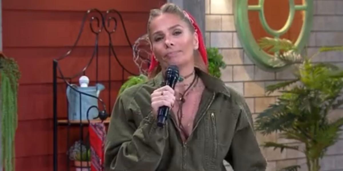A Fazenda 13: Adriane Galisteu faz discurso sobre consentimento e se emociona: ”Não é não!”