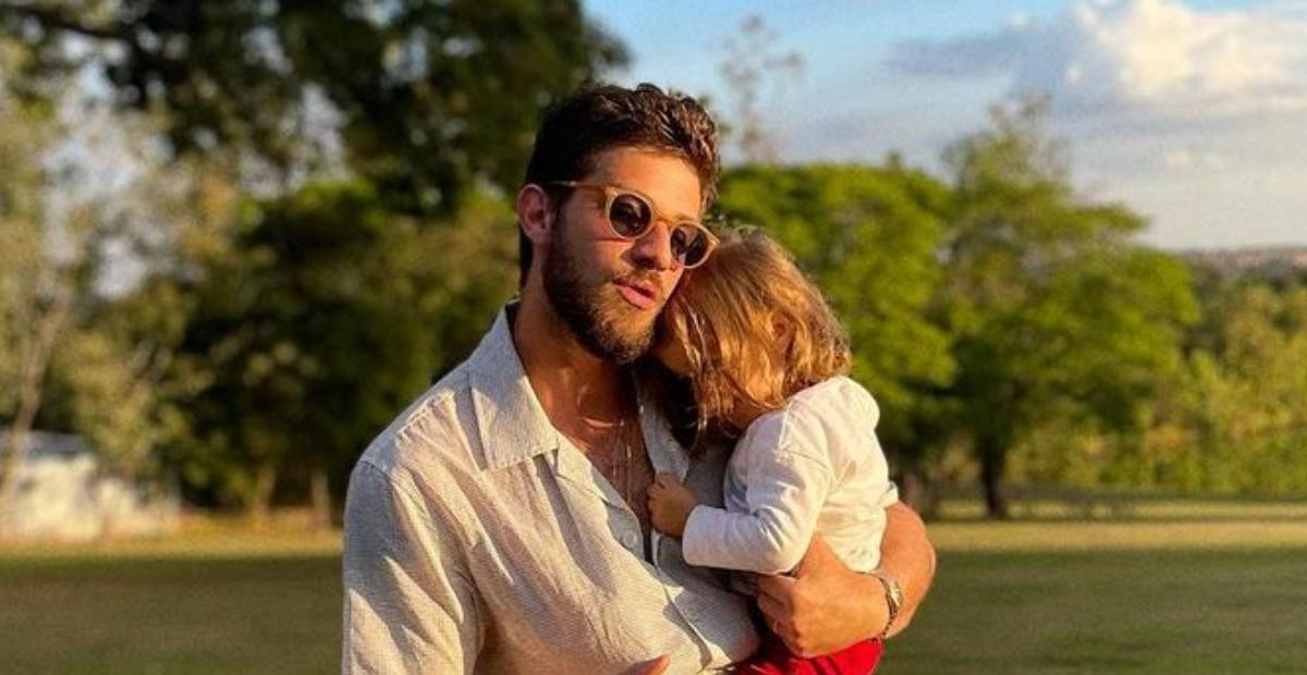 Chay Suede encanta ao postar cliques no maior chamego com a filha: ”Eu e minha Maria”