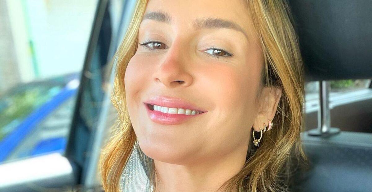 Claudia Leitte causa ao montar look sem sutiã e com calça de vaca