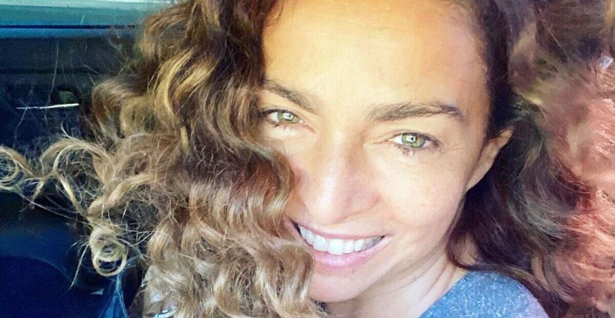 Aos 58 anos, Cláudia Ohana surge de canga aberta e exibe beleza fora do comum