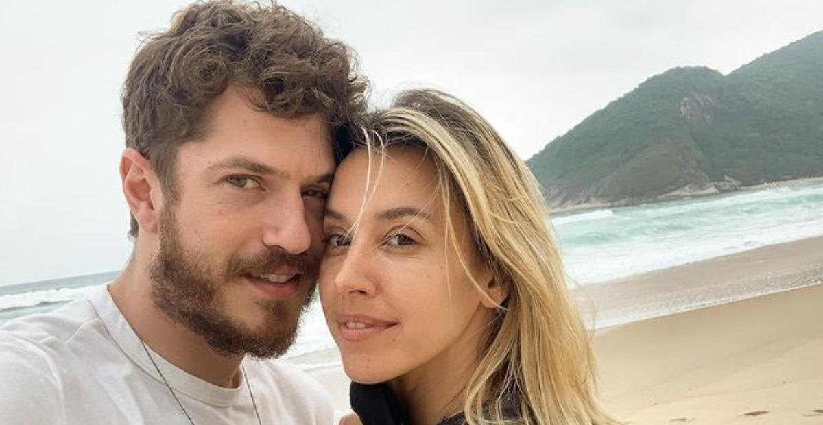 Cris Dias posta foto de biquíni e ganha comentário ousado do namorado, o ator Caio Paduan