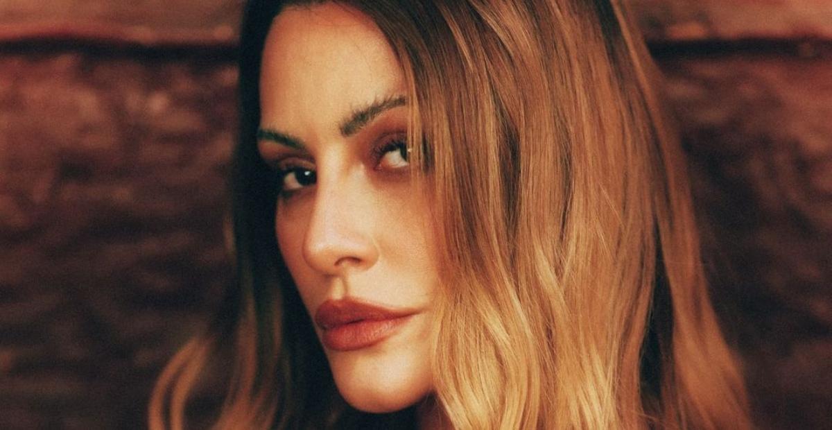 De biquíni, Cleo sensualiza e ostenta corpaço durante passeio de barco em Dubai: ”Deusa”