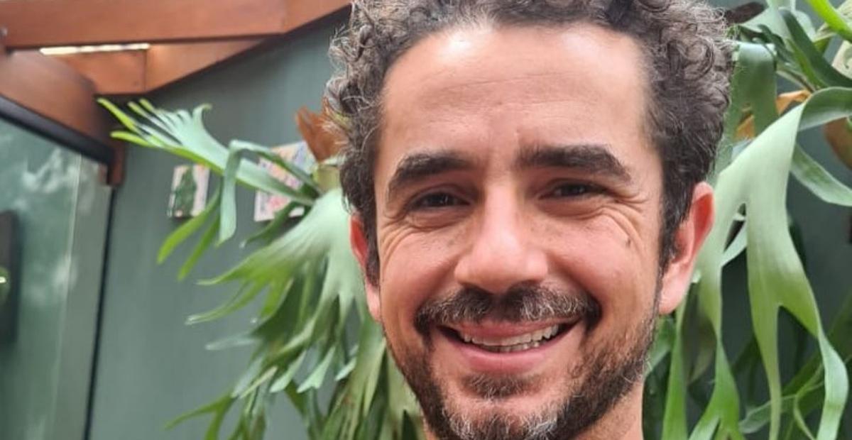 Felipe Andreoli toma segunda dose da vacina contra a covid-19: ”Não se vacinar é uma burrice”