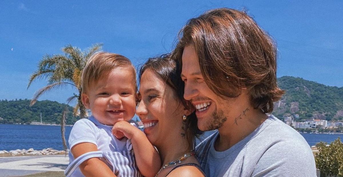 Gabi Brant posa com o marido e o primogênito e brinca: ”Eu, Saulinho e mini Saulinho”