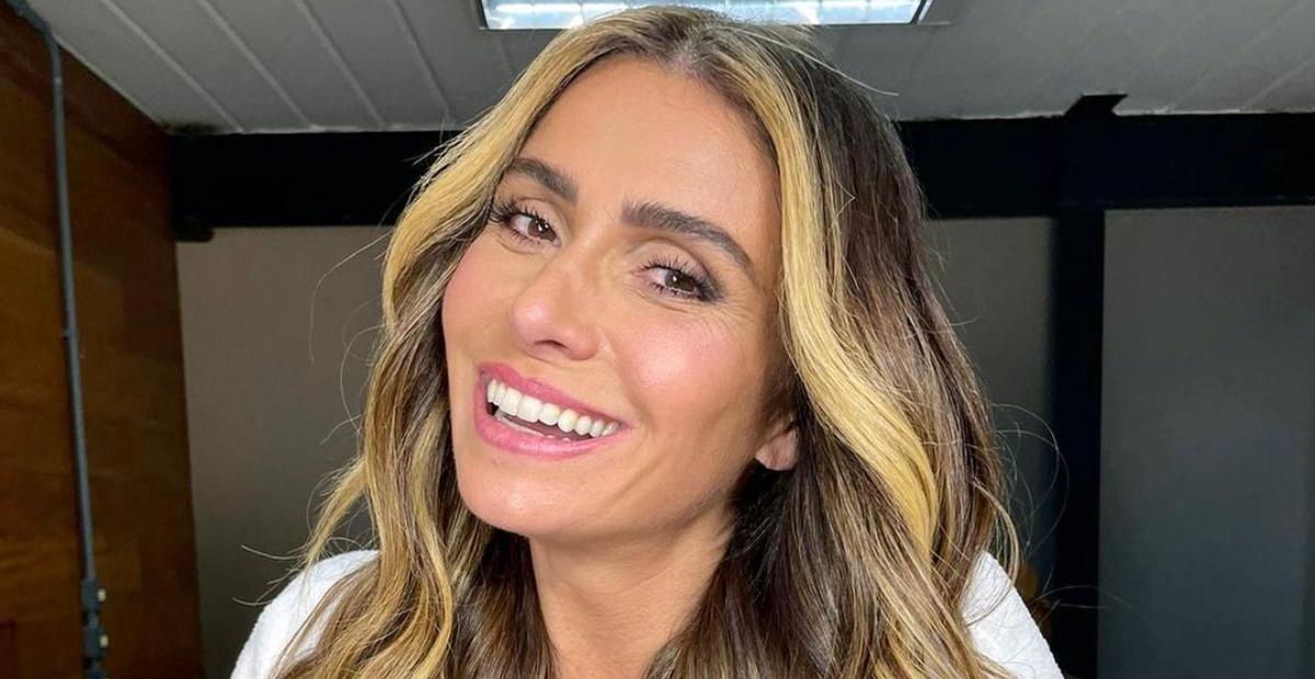 Giovanna Antonelli arranca elogios ao surgir com roupão aberto: ”Que mulher!”