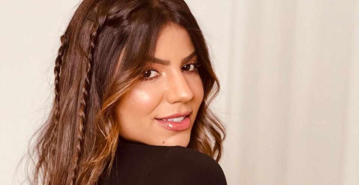 Hariany Almeida aposta em look estiloso para visitar Torre Eiffel, em Paris