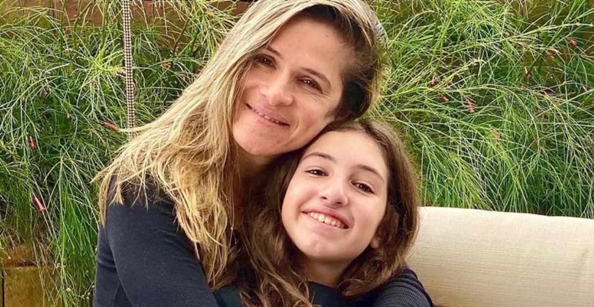 Ingrid Guimarães mostra a filha recebendo a primeira dose da vacina contra covid-19