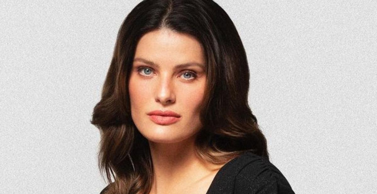 Isabeli Fontana surge deslumbrante com look chiquérrimo e com transparência no Baile de Mônaco