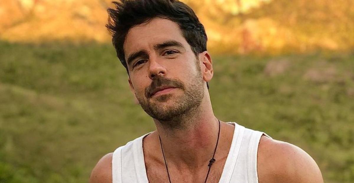 Marcos Pitombo aproveita dia ensolarado em Paraty e impressiona web com beleza local