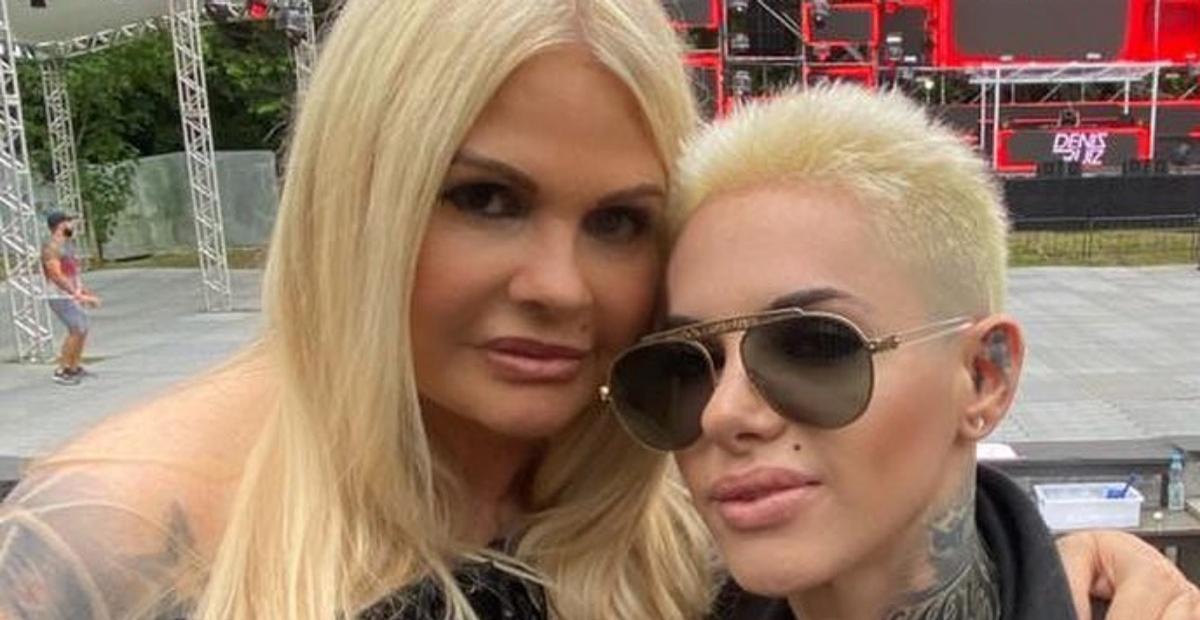 Monique Evans se declara para a namorada, Cacá Werneck: ”Você me faz feliz”