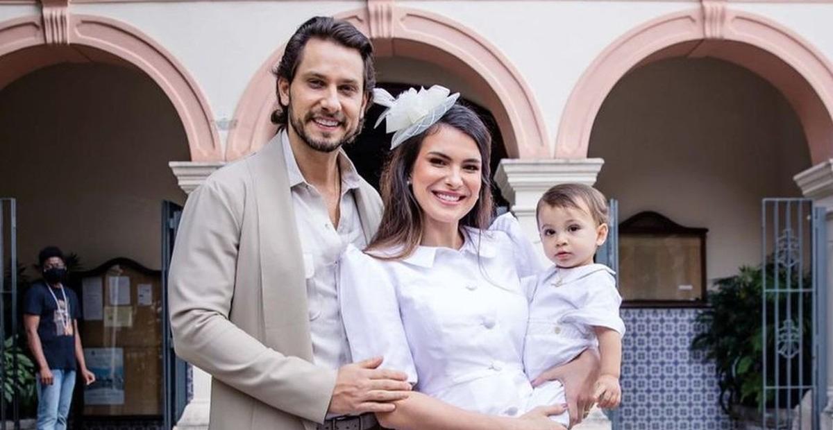 Kamilla Salgado e Eliéser Ambrósio batizam Bento na mesma igreja em que casaram