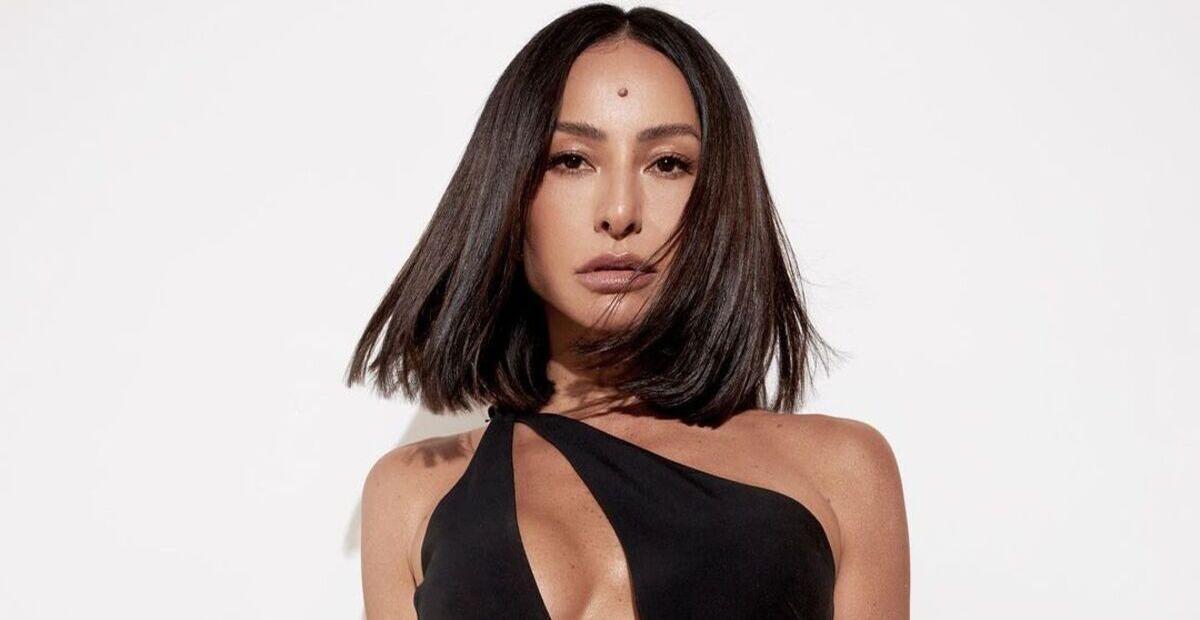 Em Paris, Sabrina Sato rouba a cena com decote no limite e sapatos neon