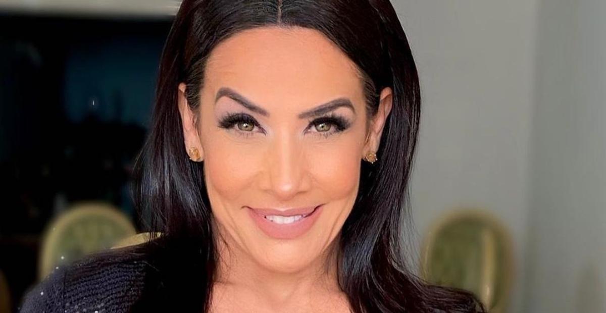 De biquíni cavado, Scheila Carvalho ostenta corpaço sarado em dia de piscina: ”Deusa”
