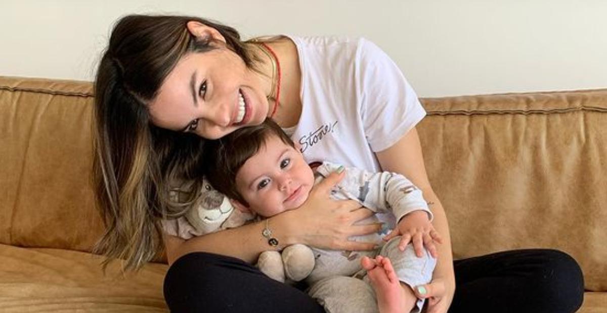 Sthefany Brito curte praia na companhia do filho, Antonio Enrico e encanta a web: ”Lindezas!”