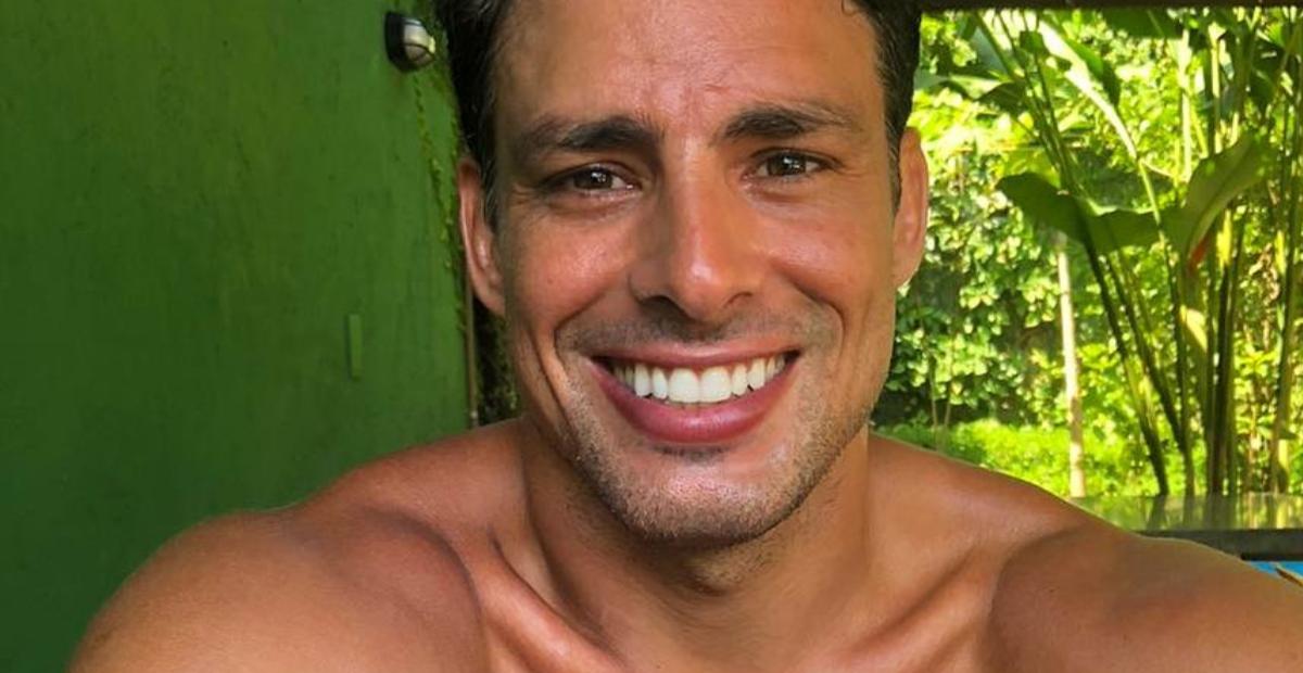 Cauã Reymond arranca suspiros com visual poderoso durante viagem por Paris, na França