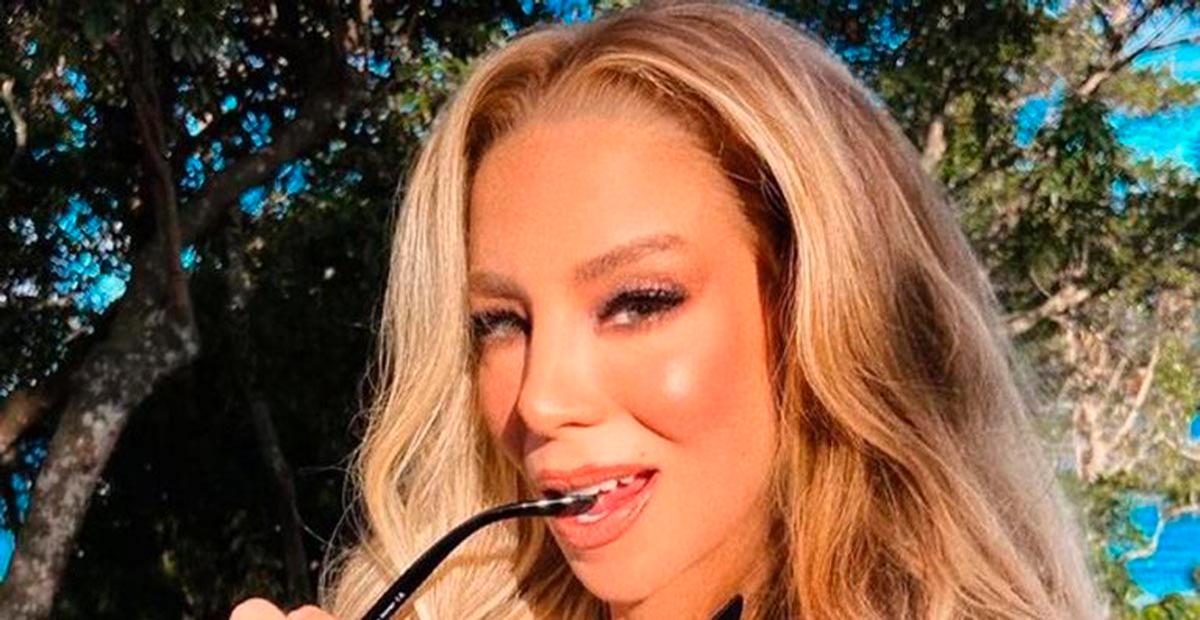 Aos 47 anos, Danielle Winits surge só de top e corpão arranca suspiros