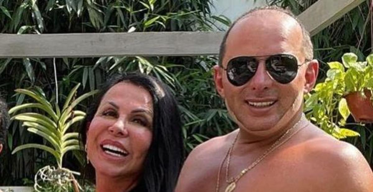 Aos 62 anos, Gretchen esbanja corpão de biquíni e se declara ao marido: ”Completamente apaixonada!”