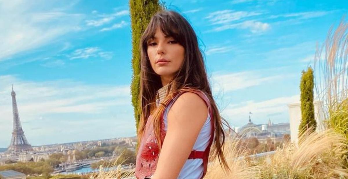 Isis Valverde esbanja beleza e estilo com look impecável para desfile de grife em Paris