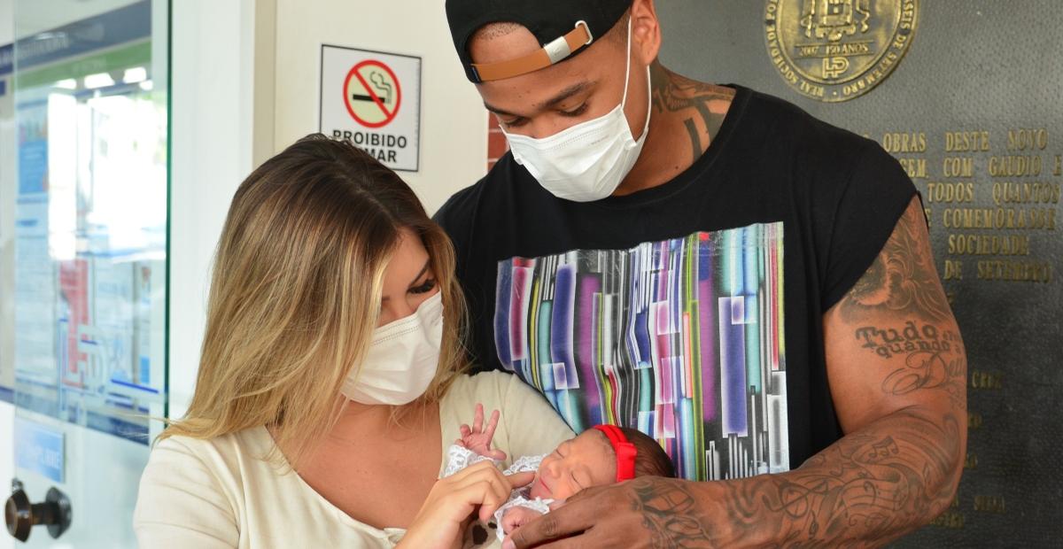 Lore Improta e Léo Santana deixam a maternidade com a filha, Liz, em Salvador