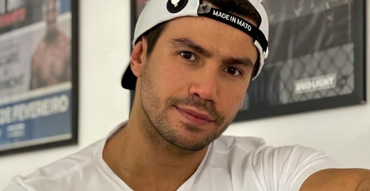 Sem camisa, Mariano solta a voz só com violão e impressiona internautas: ”Arrasou demais”