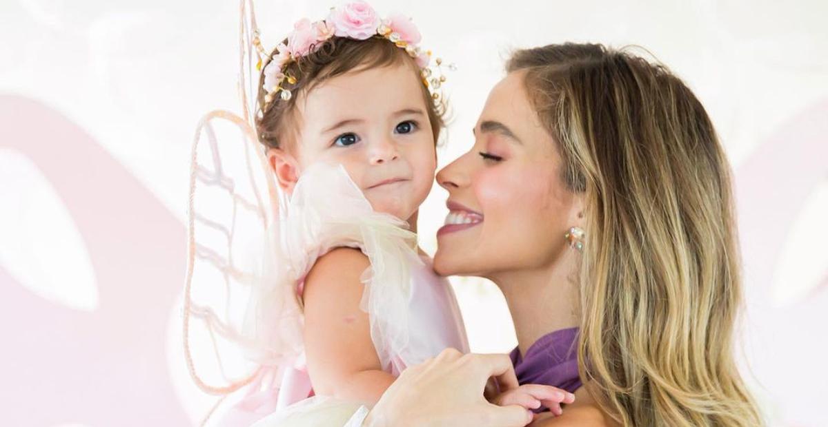 Sorridente, Carol Dias encanta ao postar clique fofo com Esther após o banho