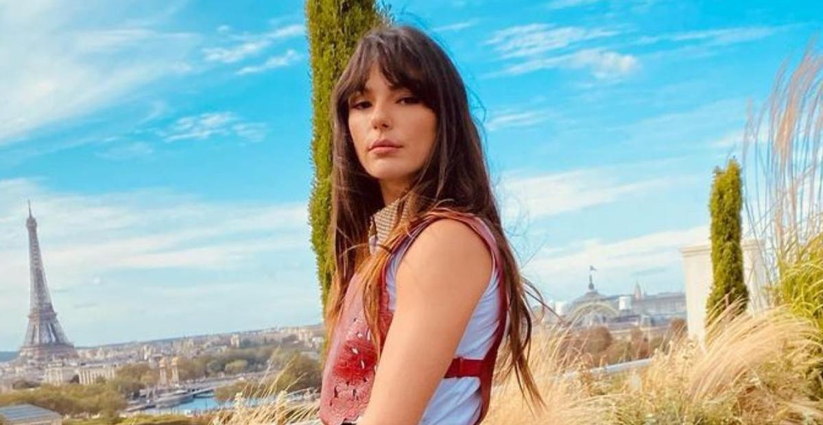 Isis Valverde aposta em vestido com fenda para noite luxuosa em Paris: ”Maravilhosa”