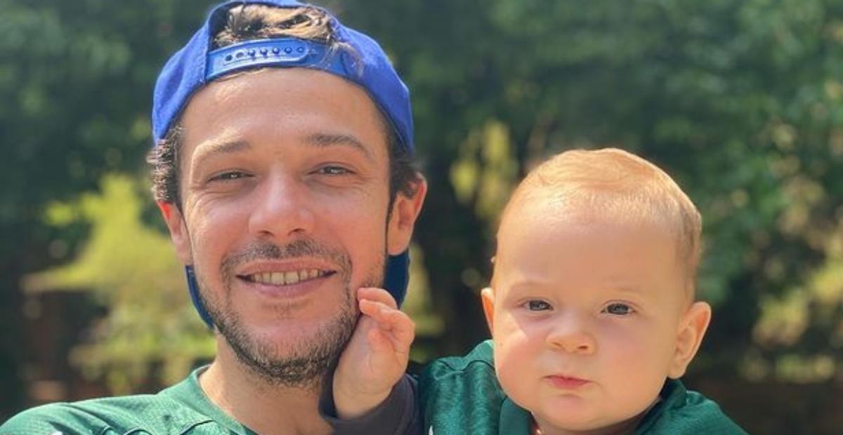 Jayme Matarazzo mostra o filho com camisa de time de futebol