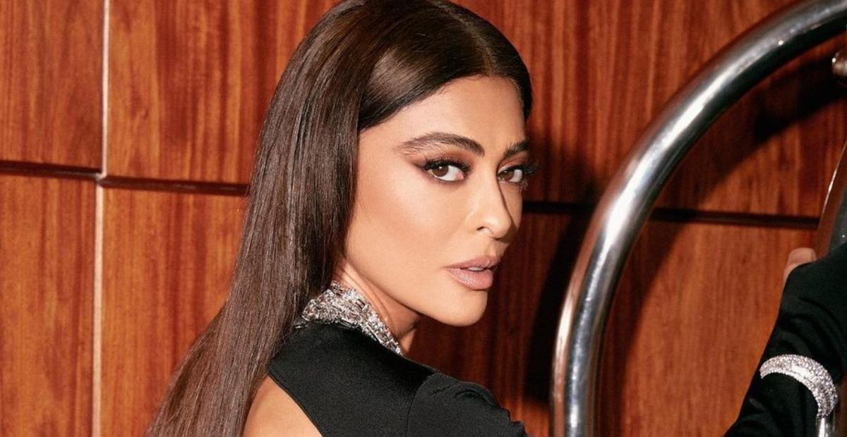 Sem calcinha? Juliana Paes aposta em look grifado todo recortado para curtir noitada em Paris