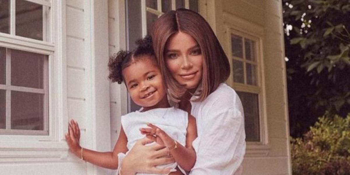 Khloé Kardashian leva a filha, True Thompson, para conhecer o escritório de Kylie Jenner