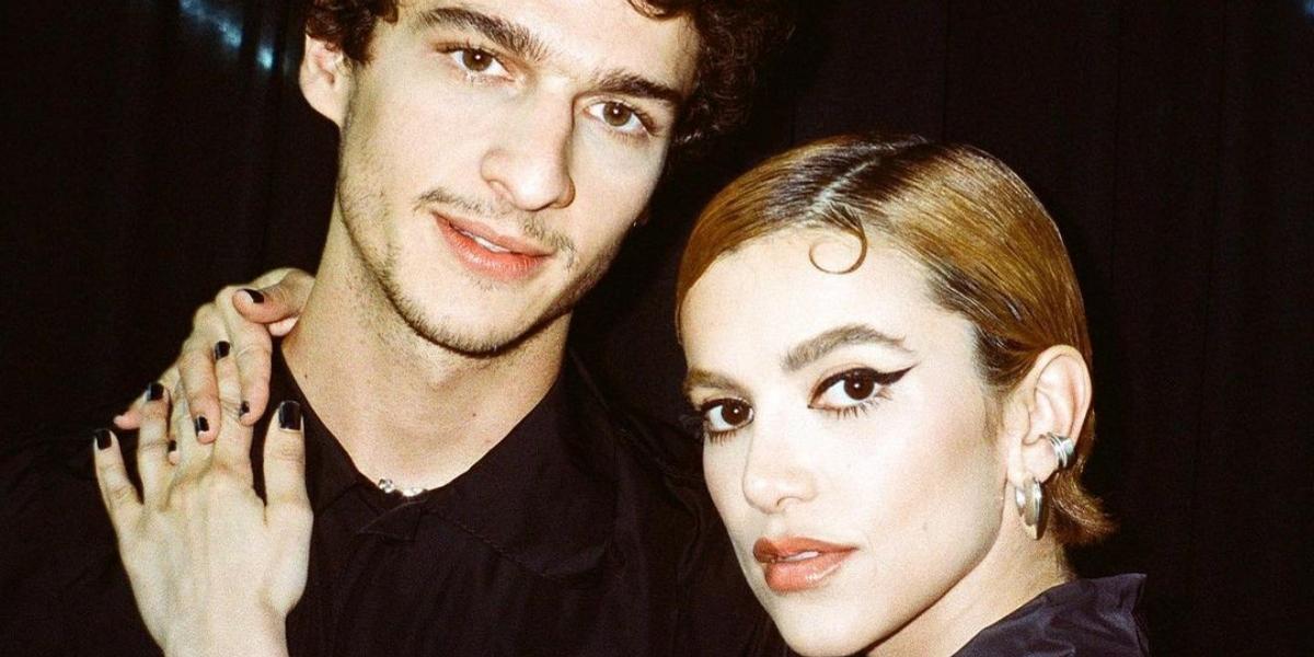 Manu Gavassi celebra prêmio com série de fotos divertidas e românticas com namorado