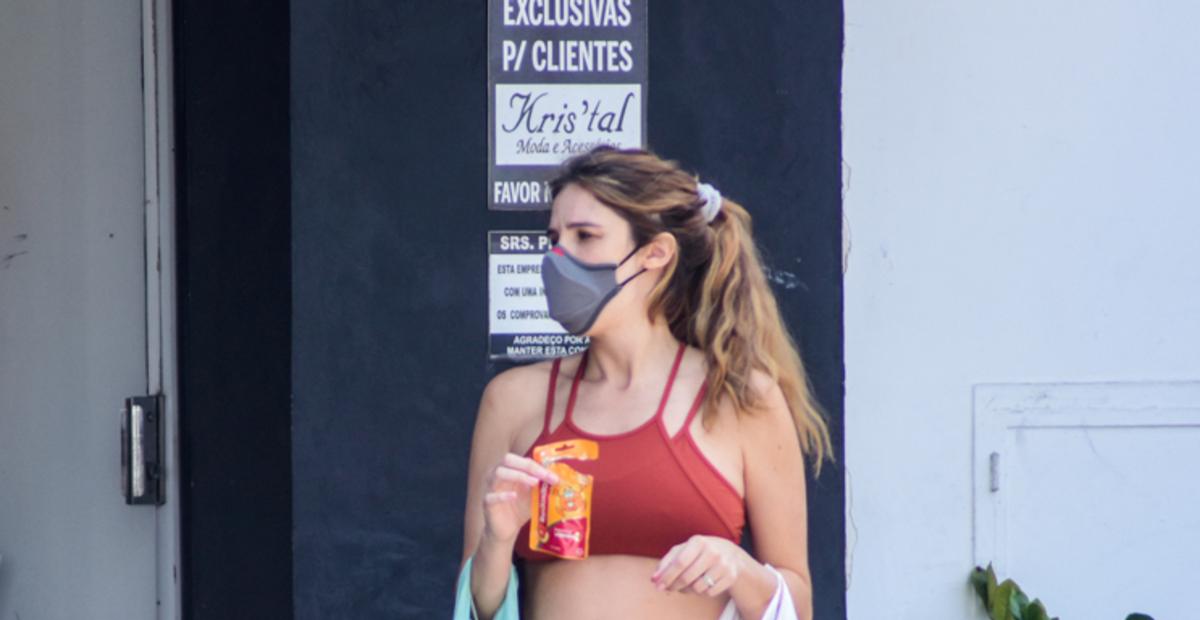 Grávida, Rafa Brites exibe corpo real ao sair da academia
